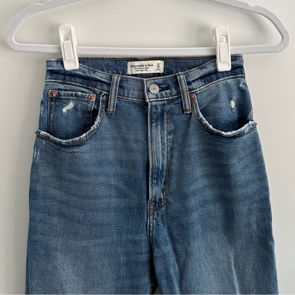 Abercrombie & Fitch - Curve Love Ultra High Rise Ripped Ankle Straight Jeans - Picture 3 of 7